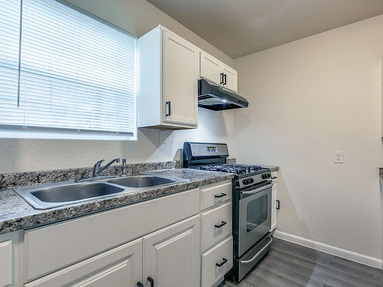 Elmwood Triplex — Photo 12