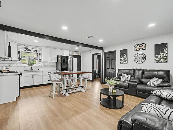 4th image of 2505 Valorie Ave