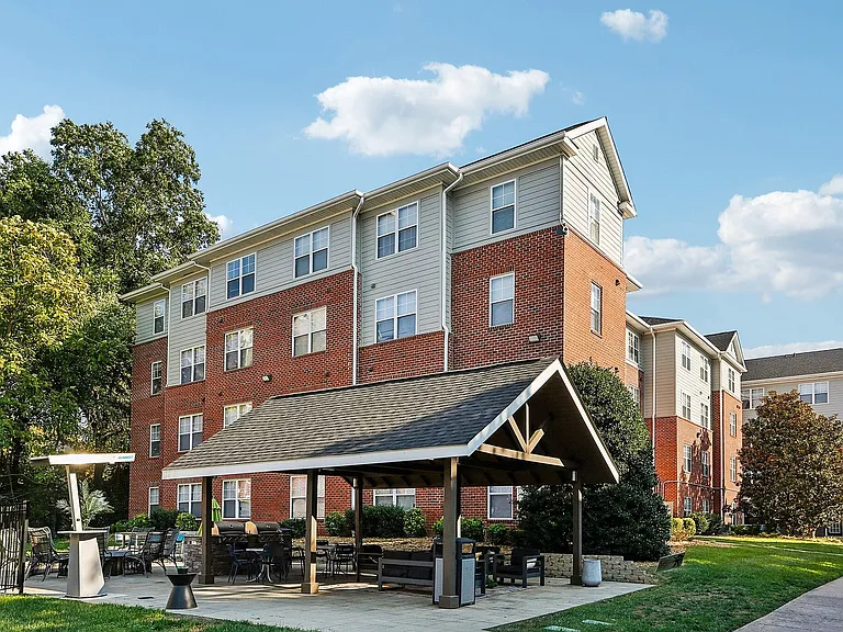 29-web-or-mls-University Ave-S2210-029