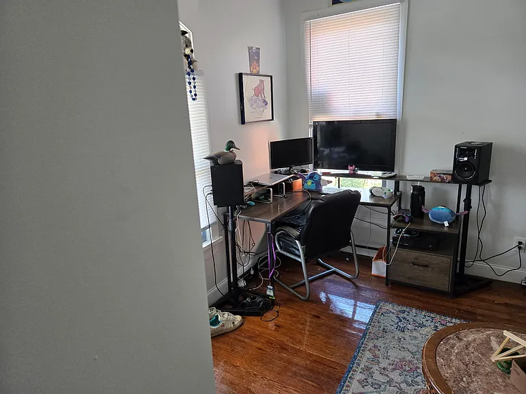 461 E Maxwell St — Photo 2