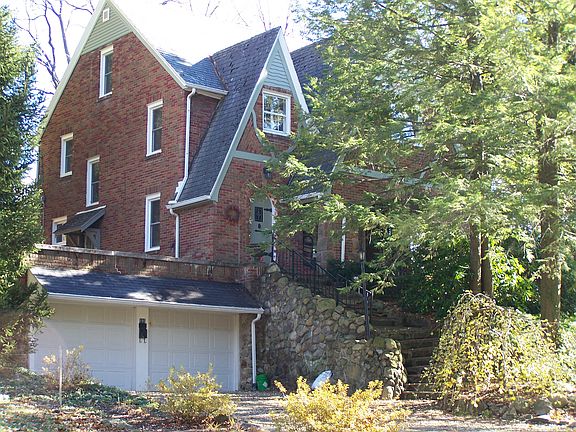 2nd image of 195 Mapledale Ave