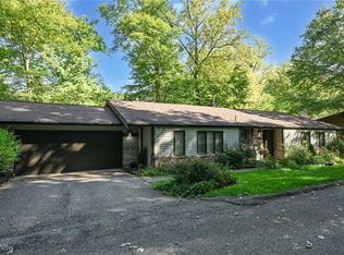 6873 Woodwalk Dr, Brecksville, OH 44141