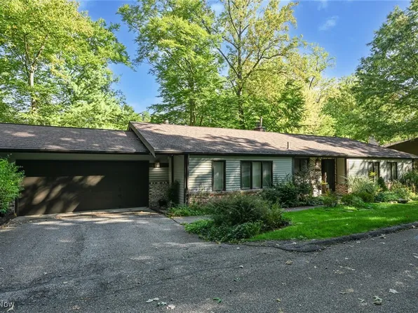 6873 Woodwalk Dr, Brecksville, OH 44141
