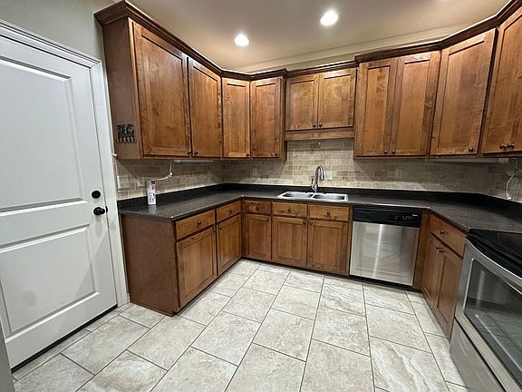 4th image of 221 W Cobblestone Ct