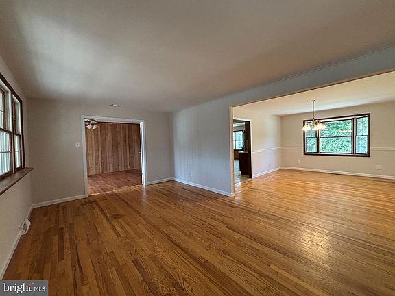 5th image of 215 E Steelman Ave