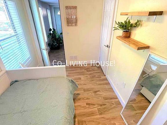 5th image of 530 28th Ave S #I