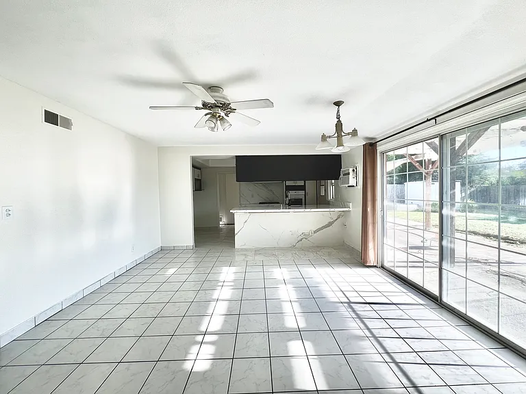 880 N Waverly St — Photo 11
