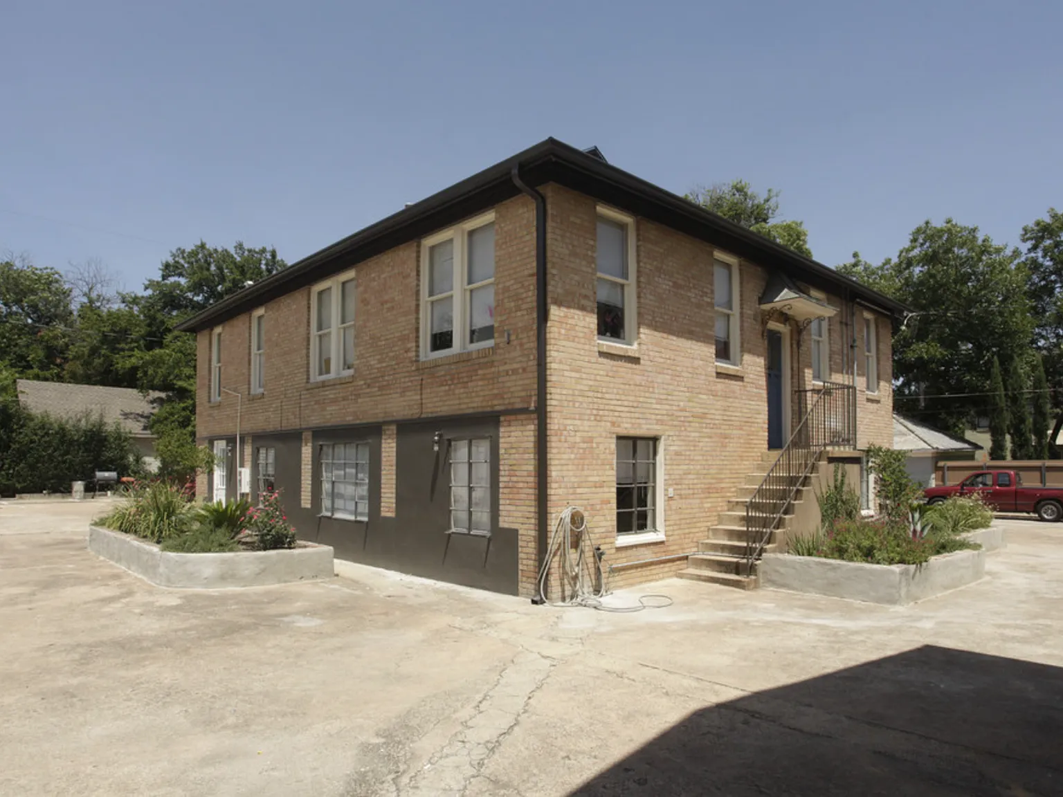 Enfield House — Photo 2