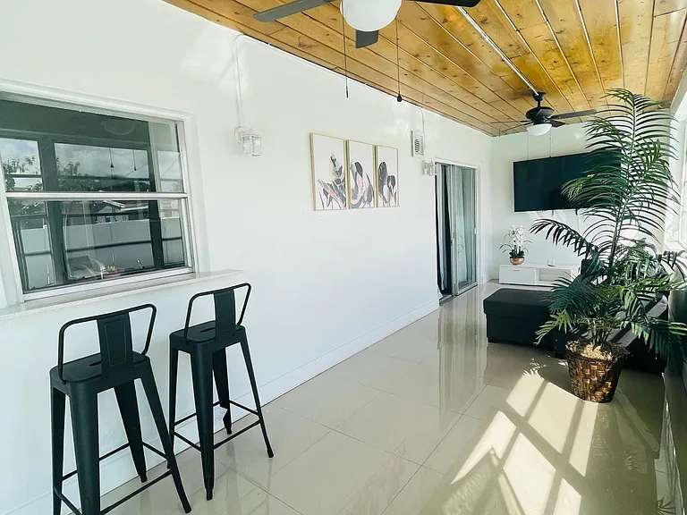 7904 Miramar Pkwy — Photo 10