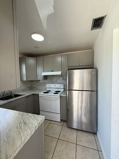1020 N 18th Ct — Photo 4
