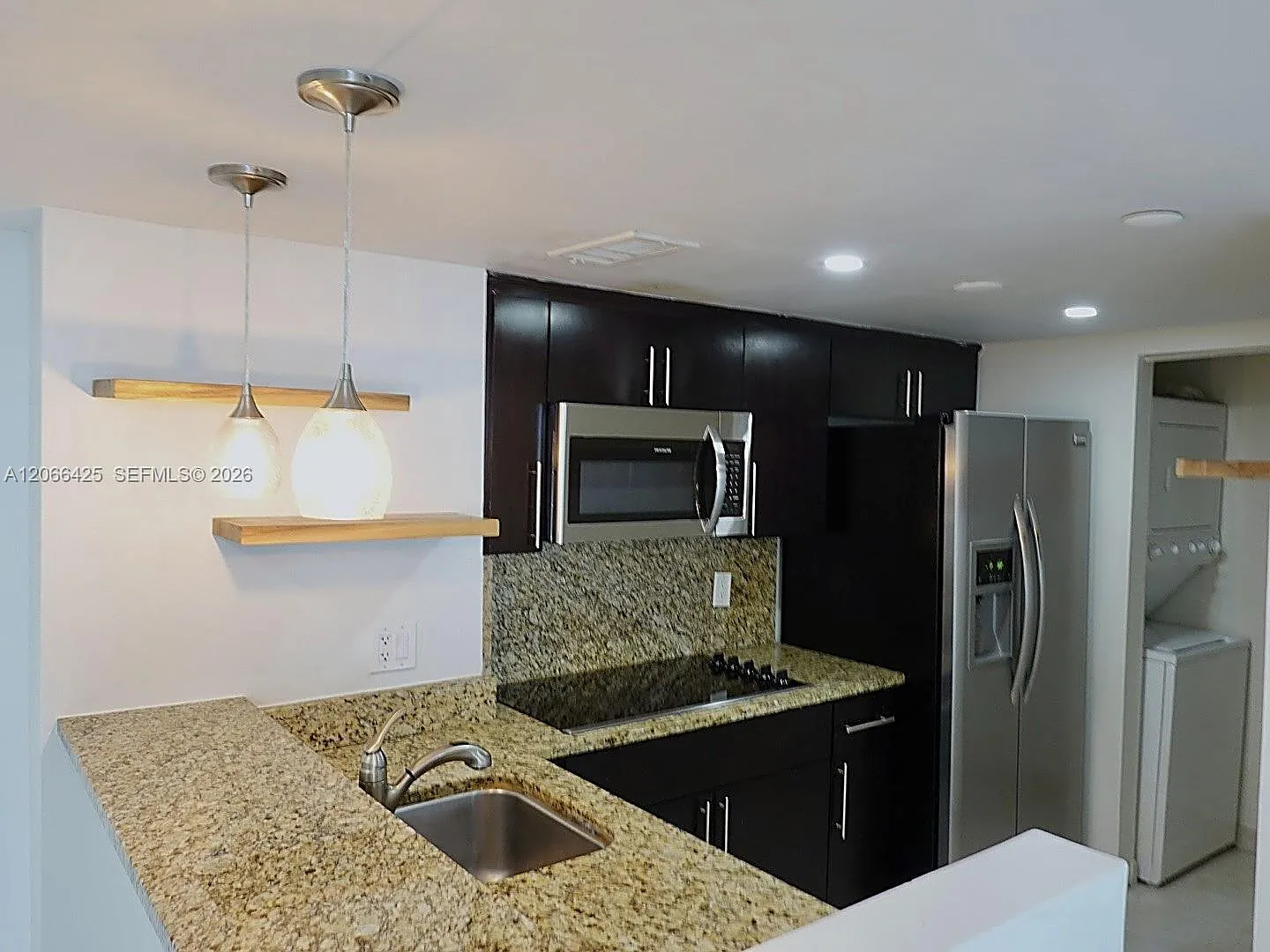Isola Condo — Photo 3