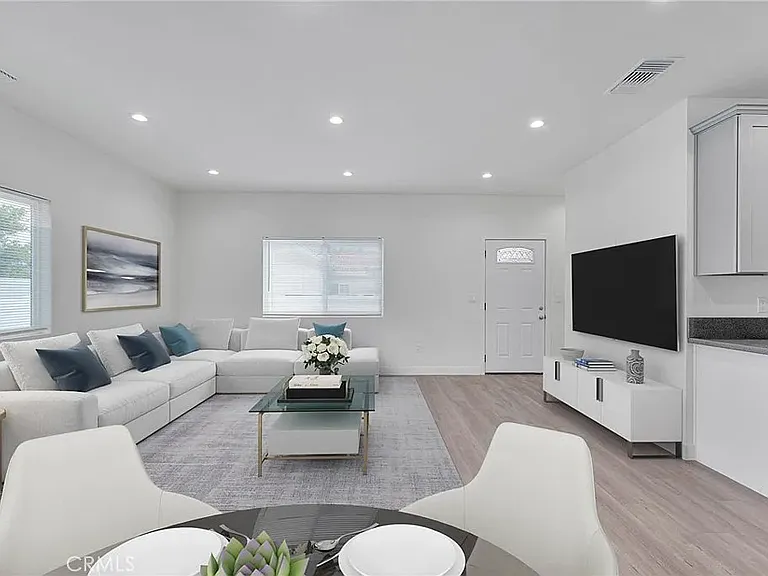 6744 Radford Ave — Photo 8