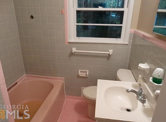 3rd image of 882 Mimosa Dr