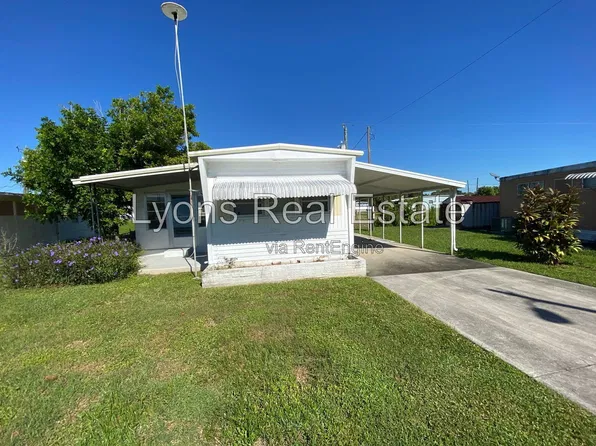 325 Lantern Ln, North Fort Myers, FL 33917