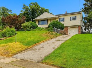 520 Deerfield Dr, Norristown, PA 19403