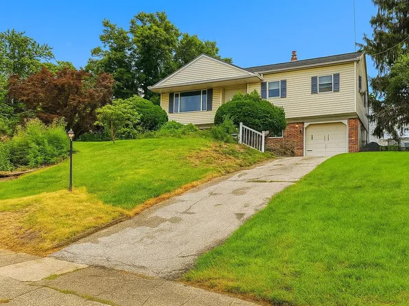 520 Deerfield Dr, Norristown, PA 19403