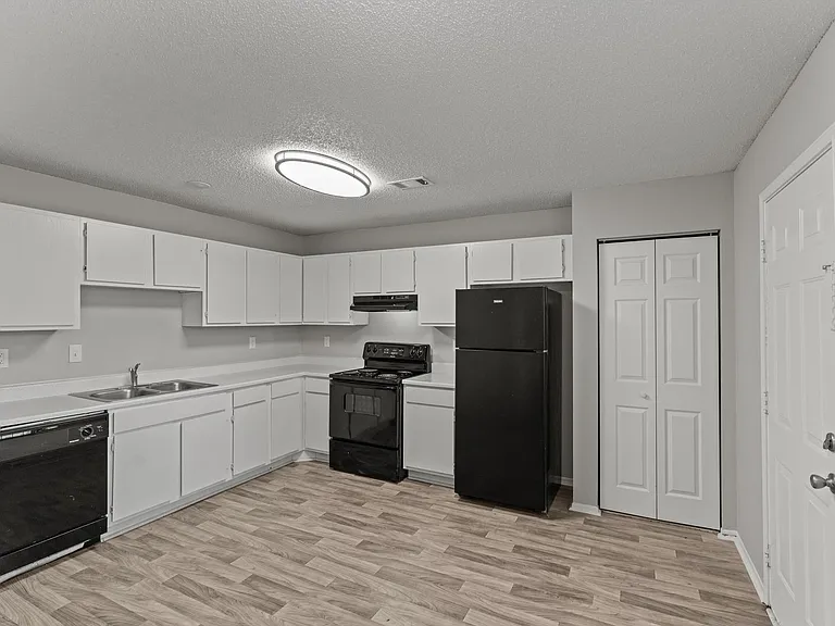 Wilshire Park Apartments — Photo 30