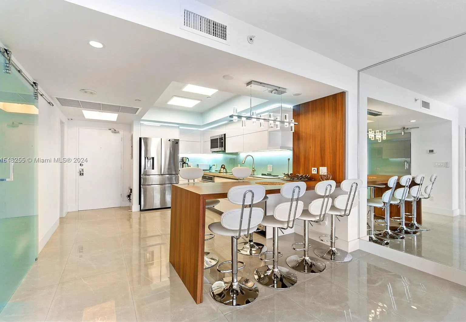 The Decoplage Condo — Photo 2