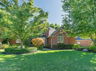6615 Chatham Cir, Rochester Hills, MI 48306