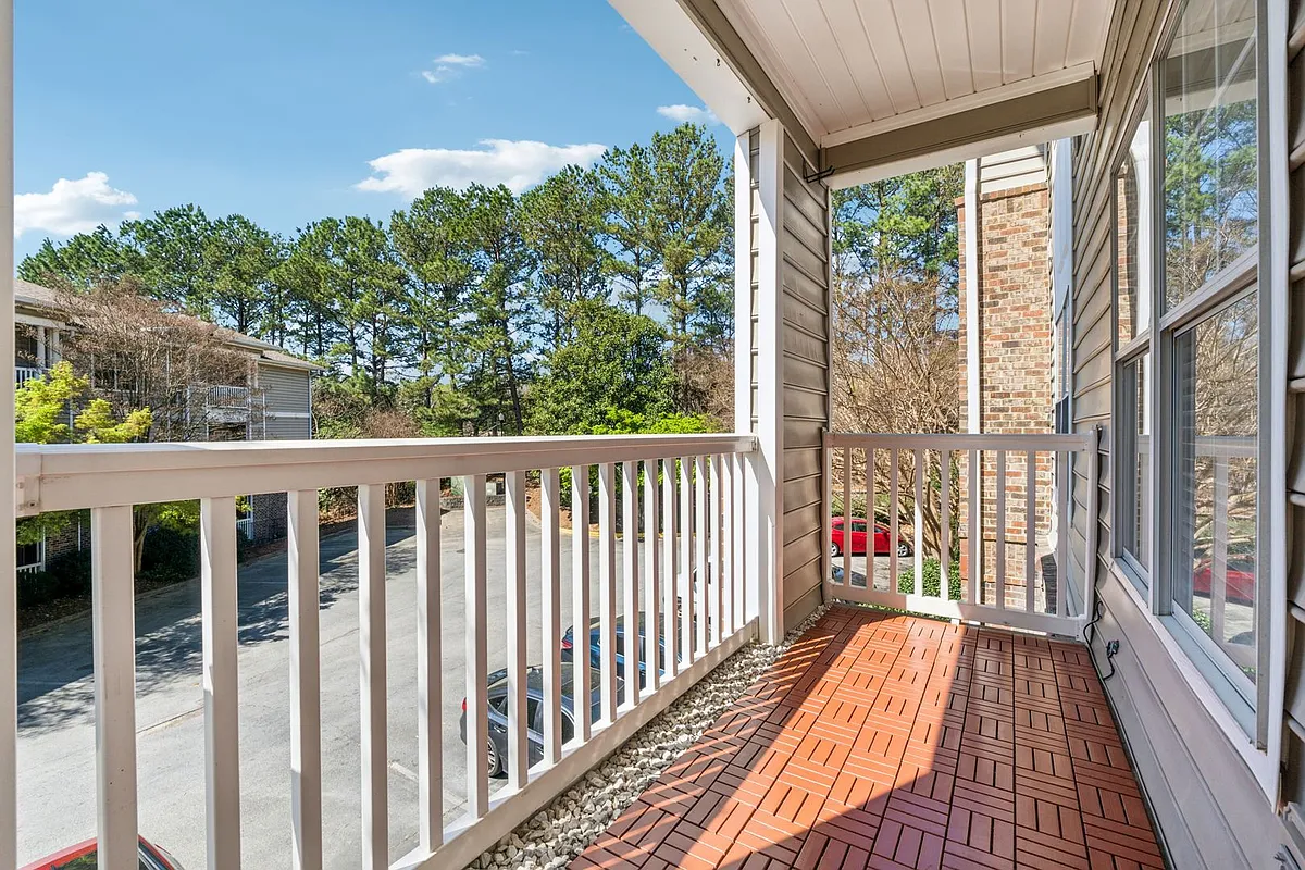 Building Photo - 2700 Pine Tree Rd NE #1115