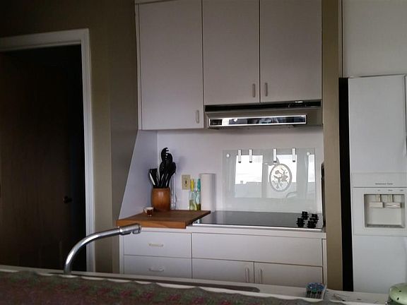 5th image of 403 W Lake St