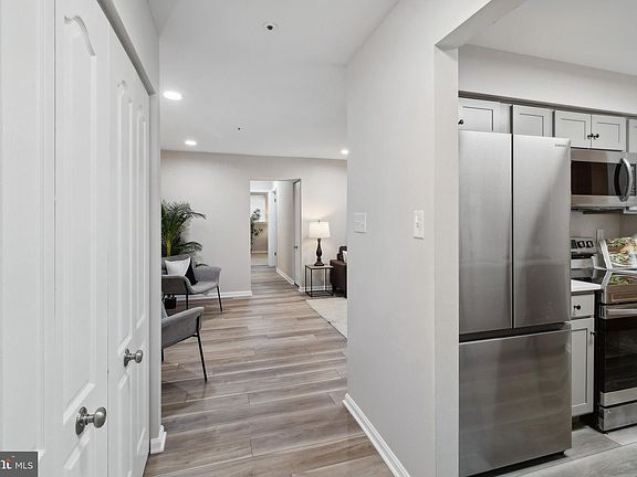 3rd image of 32 Shaftsbury Ct Unit 32