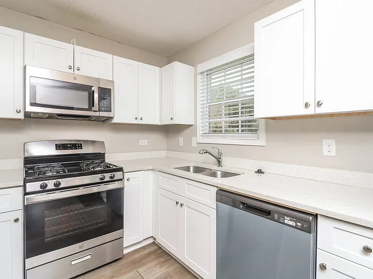 417 Remington Ct — Photo 12