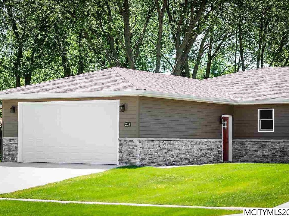 1st image of 203 Sterling Dr