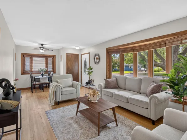 1212 Sugar Ln, Chaska, MN 55318