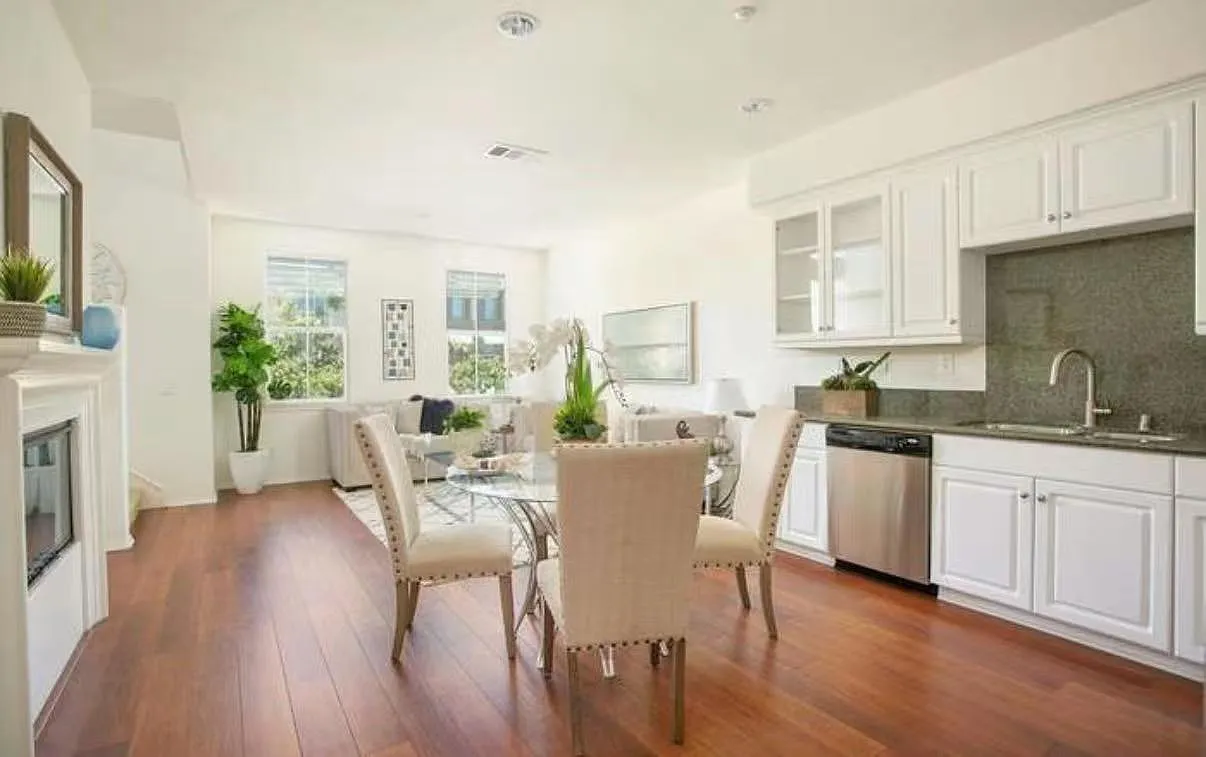 3 bed, 3.5 bath, 1576 sqft, $4,500 — Photo 2