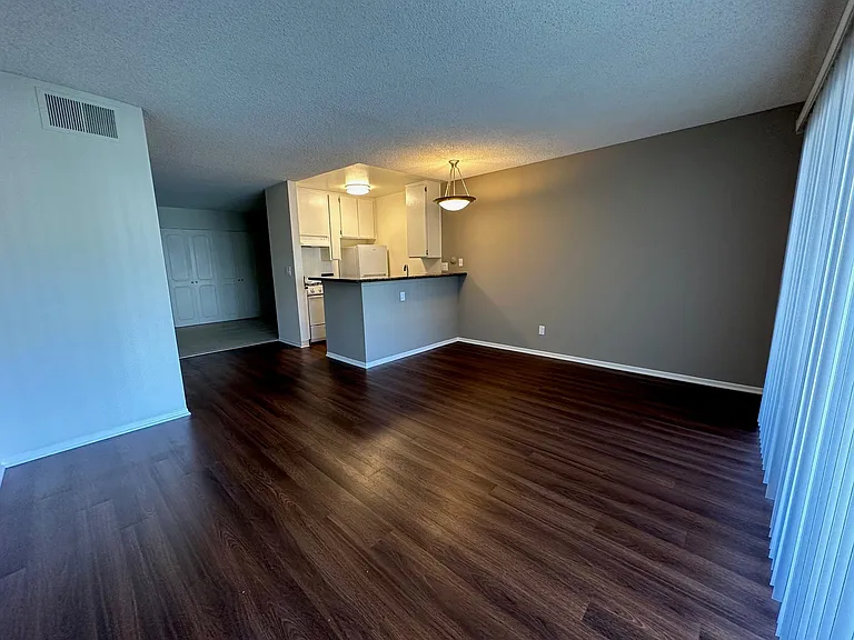 Versailles on the Lake Apartments — Photo 74