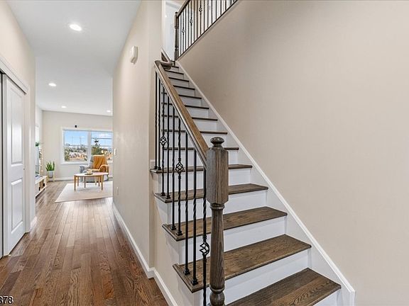 5th image of 100 Valerie Dr