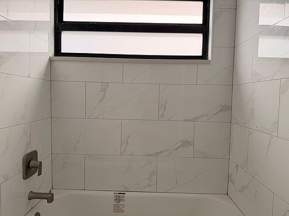 3rd image of 118 Sherwood Cir APT 8B