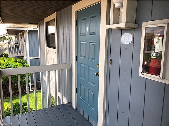 5th image of 822 SW 48th Ter APT 201