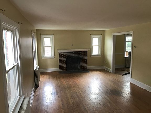 3rd image of 209 W Park Pl