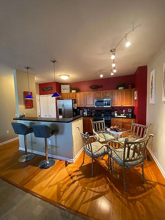 233 W Marina Pkwy photo 1
