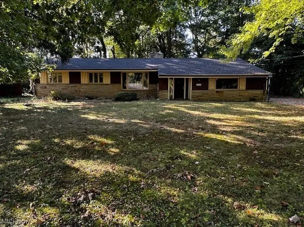 6248 S Woodlane Dr, Mayfield, OH 44143