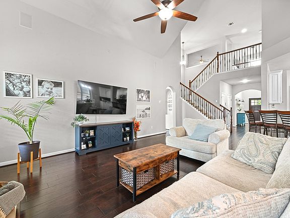 4th image of 194 Treehaven Ct