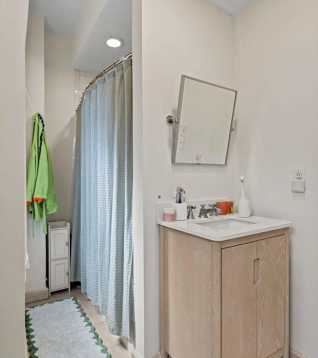 5 bed, 3216 sqft, $13,075 — Photo 4