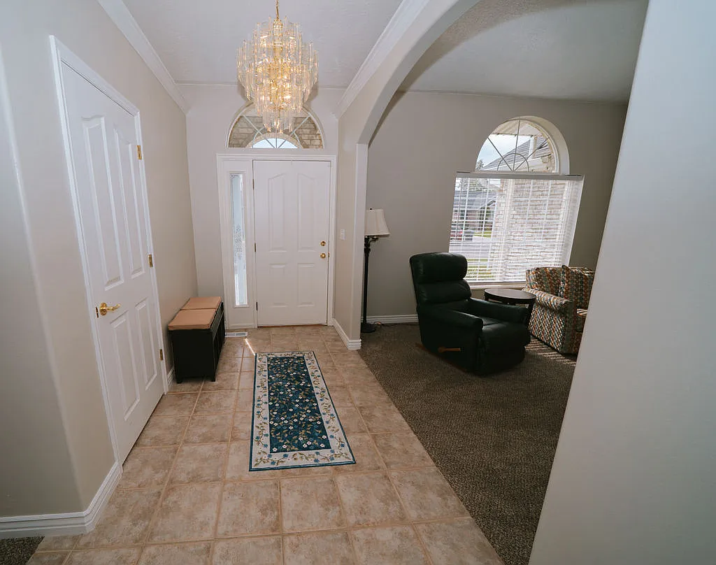 5 bed, 3.5 bath, 3940 sqft, $3,200 — Photo 4