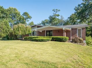 10 Country Club Ct, Florissant, MO 63033