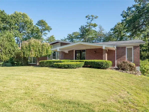 10 Country Club Ct, Florissant, MO 63033