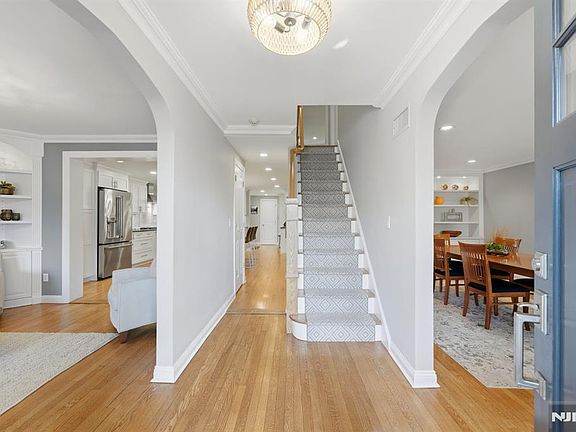 4th image of 89 Surrey Ln