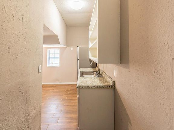 4th image of 818 Ogden St APT 1