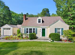 2 Elizabeth Pl, Armonk, NY 10504