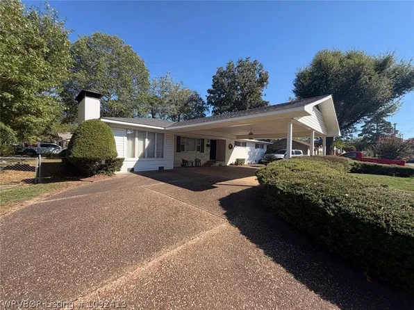 403 E Chism St, Paris, AR 72855