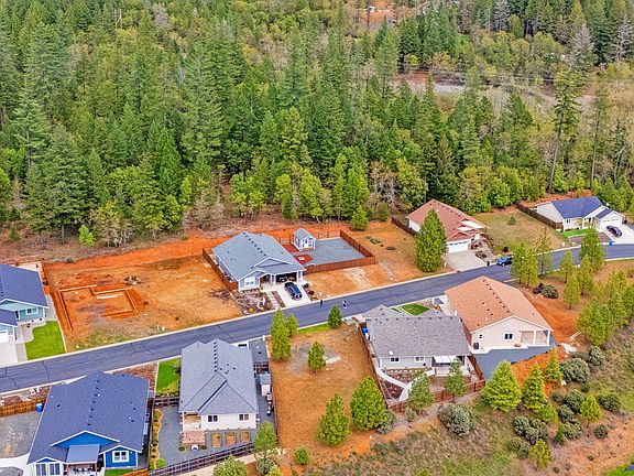 5th image of 320 Cedar Ridge Dr