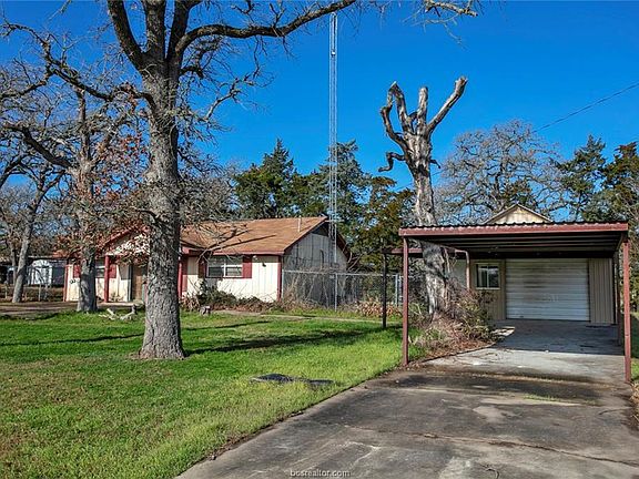3rd image of 111 S Yaupon Dr