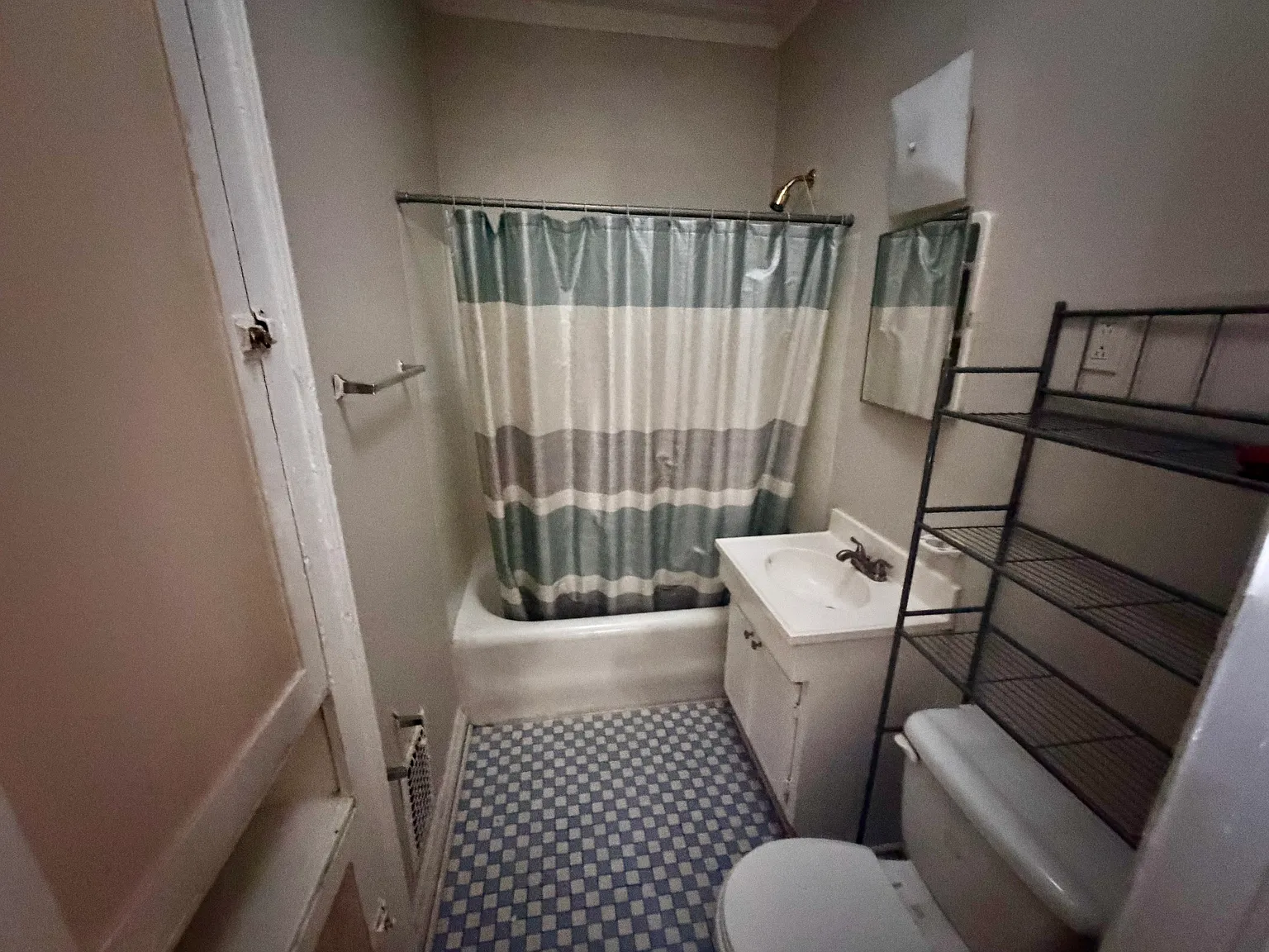696 Erin Ave — Photo 4