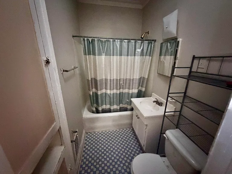 696 Erin Ave SW — Photo 4